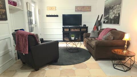 Airport-Family-2bdrm-3beds-1bath-2TV-backyard