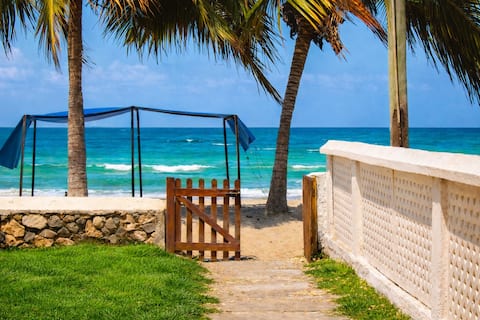 Beachfront home in Coveñas – 4 bdrms / 15 guests