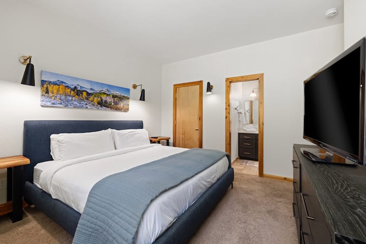 EnSuite Bedroom #3 - King Bed / Private Bath / 46 INCH HD TV