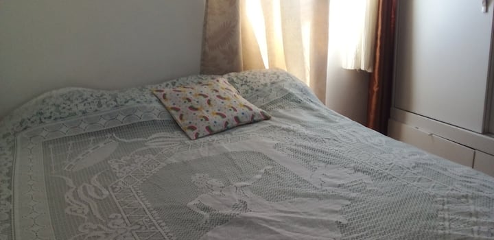 宽敞通风的房间、双人衣柜和独立的玻璃桌，可使用笔记本 