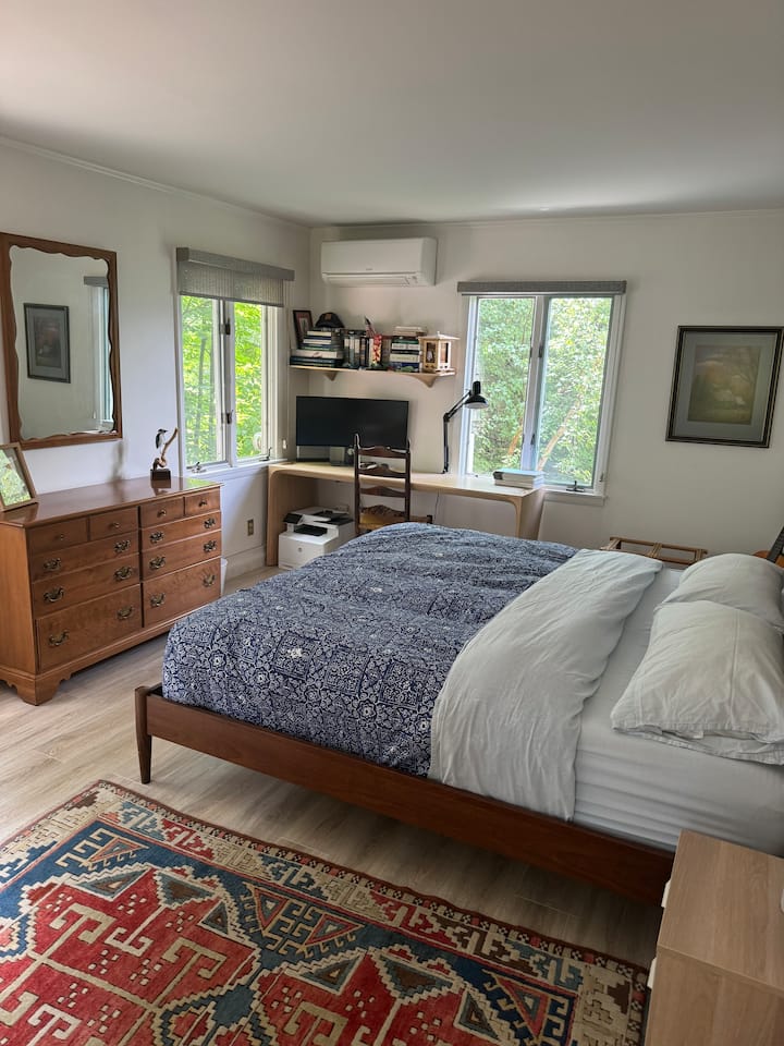 Hiki ndicho chumba kikuu cha kulala kilicho na kitanda aina ya king, eneo la kazi na makabati. Kuna bafu kamili ndani ya chumba cha kulala lenye beseni/bafu.