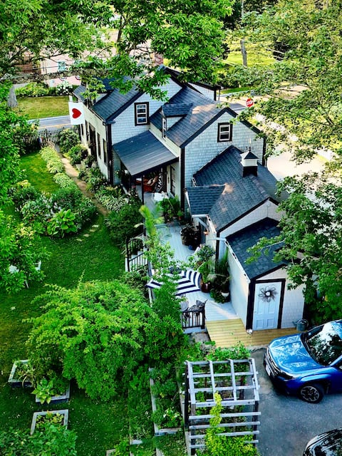 Recharge at Tranquil Sea Salt Cottage in Historic Wiscasset