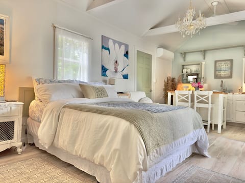 Recharge at Tranquil Sea Salt Cottage in Historic Wiscasset