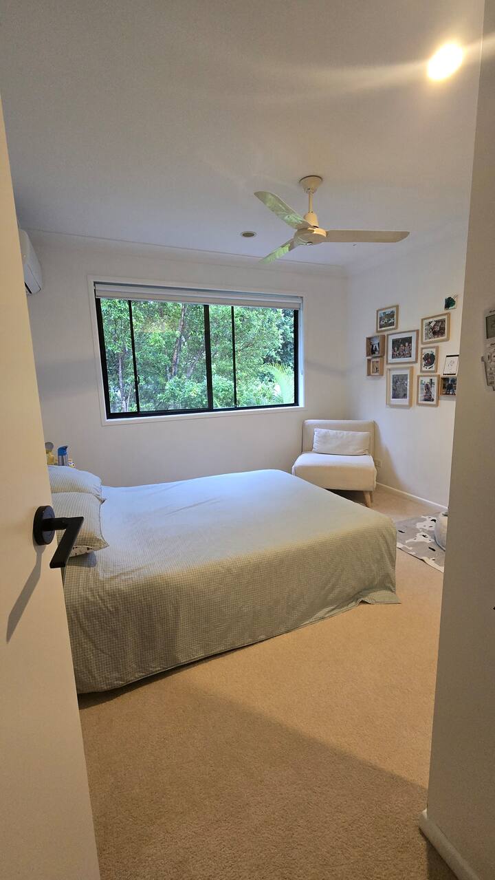 เตียงนอนเล่น 1 หลังและเตียงโซฟาเดี่ยว 1 หลัง