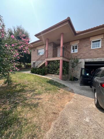 PRECIOSA CASA CON PISCINA Y AMPLIO JARDÍN.