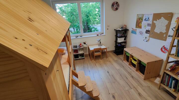 Questa graziosa camera per bambini è dotata di un "letto-casa" in legno fatto in casa per una notte unica!

La camera dispone di numerosi giocattoli e attività e di un tavolino e una sedia, e offrirà molto divertimento ai bambini dai 2 agli 8 anni