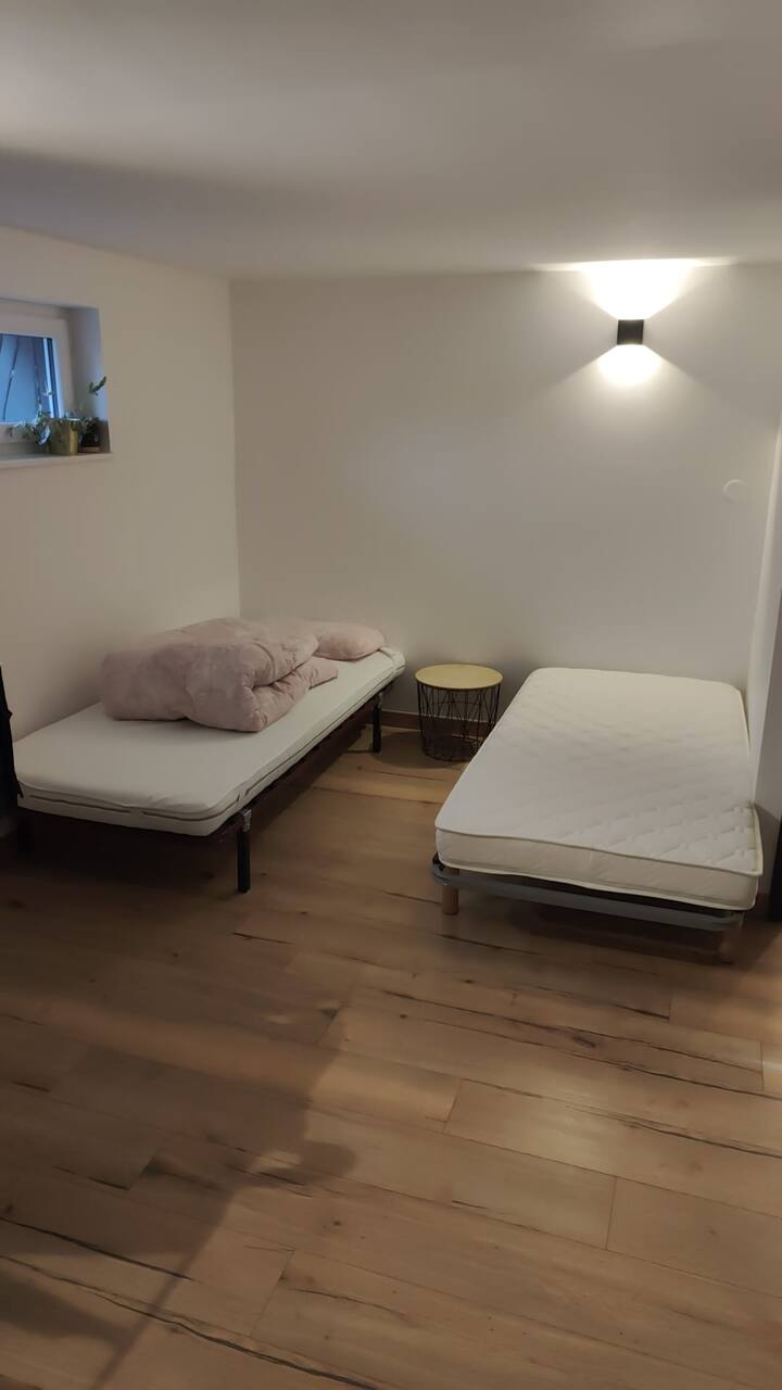 Letti singoli semplici ma confortevoli nella camera da letto nel seminterrato.

Questa stanza, essendo costruita nel seminterrato della casa, rimane fresca durante i caldi mesi estivi e offre privacy dal resto della zona giorno.