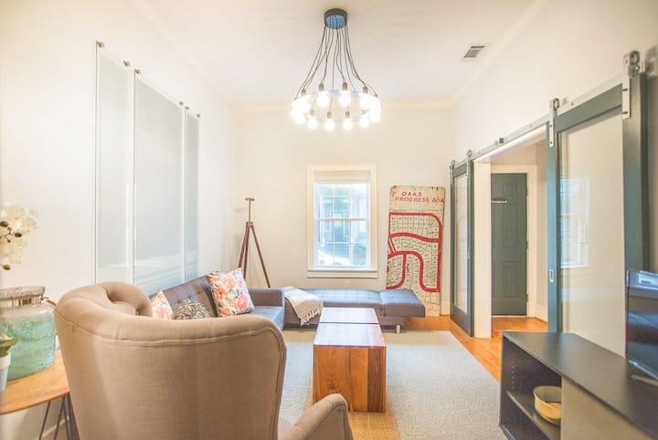 Charming Gordon Street Retreat By Lucky Savannah - Savannah, GA