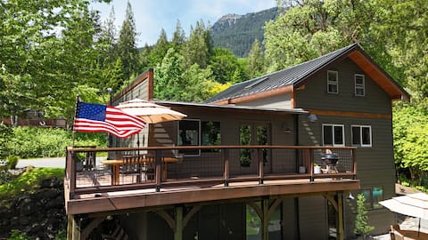 The Steelhead House – Cozy 4BR Mountain Escape