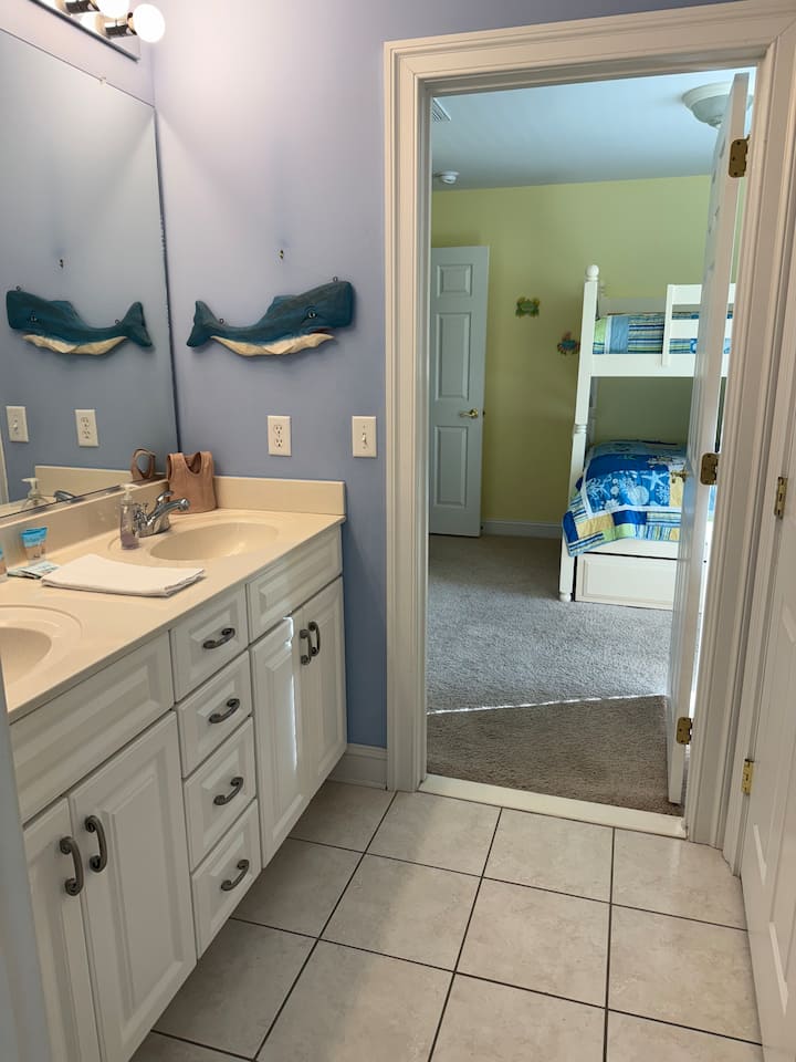 Baño completo con bañera y ducha