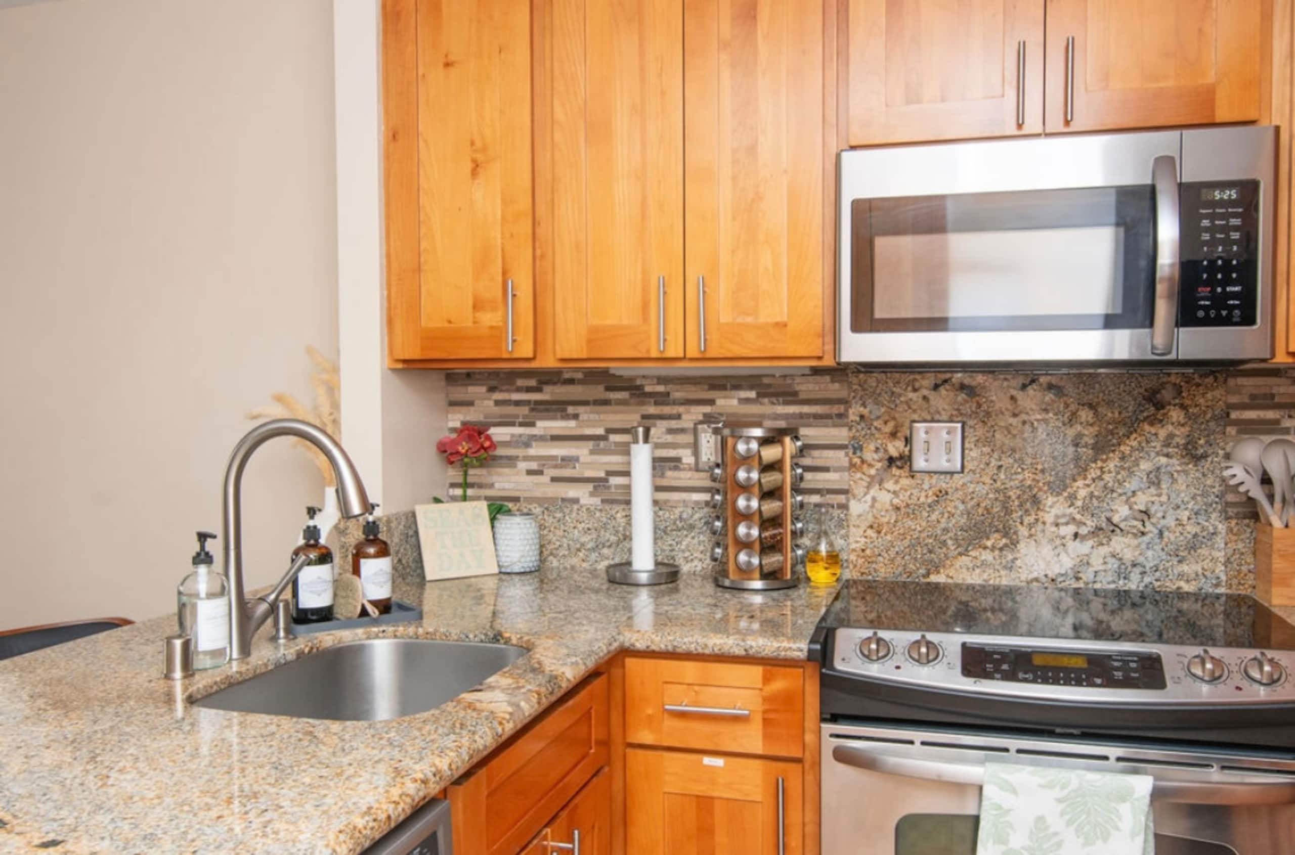 Condo in Honolulu · ★4.98 · 1 bedroom · 2 beds · 1 private bath - Image 9