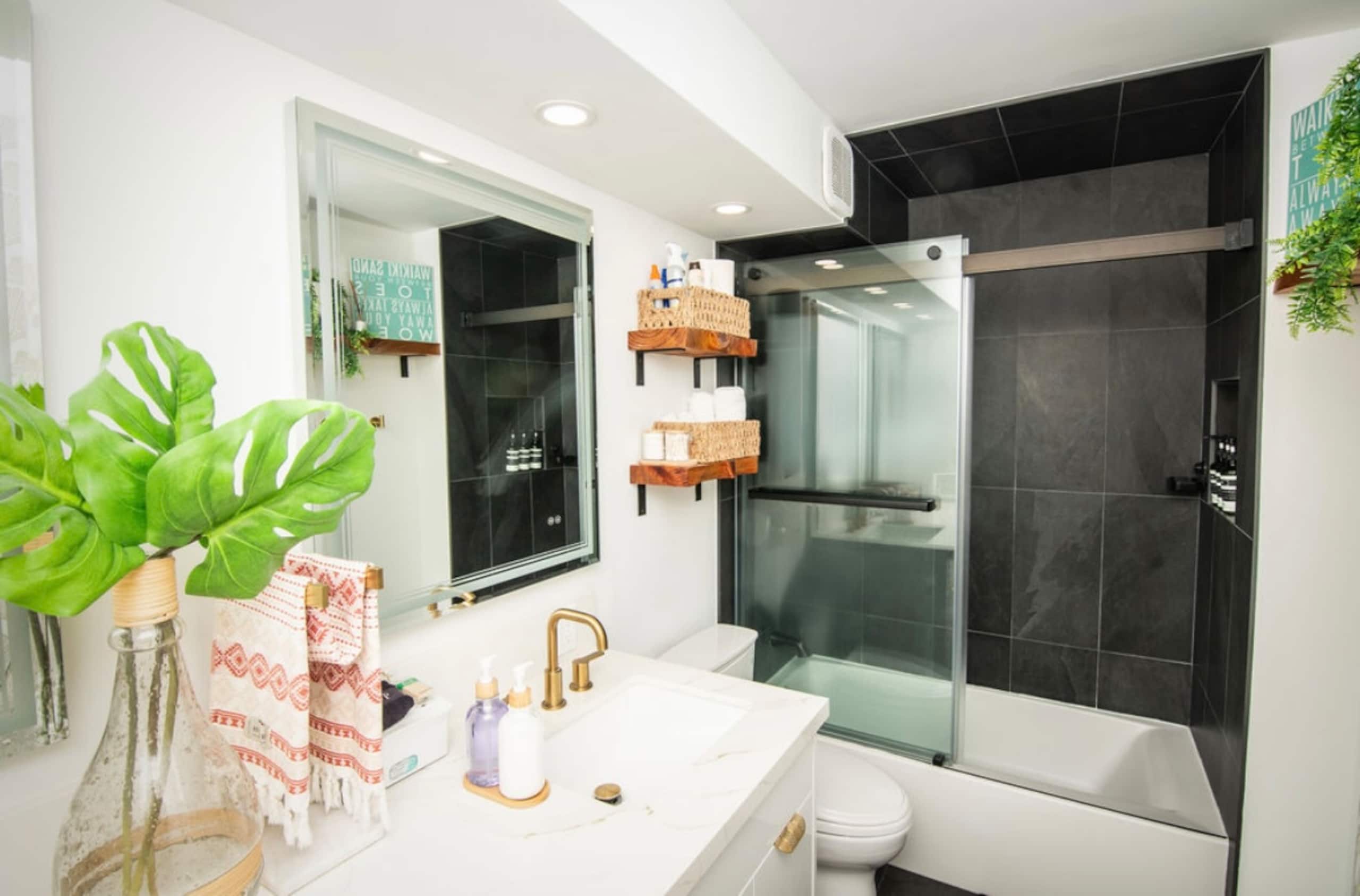 Condo in Honolulu · ★4.98 · 1 bedroom · 2 beds · 1 private bath - Image 21