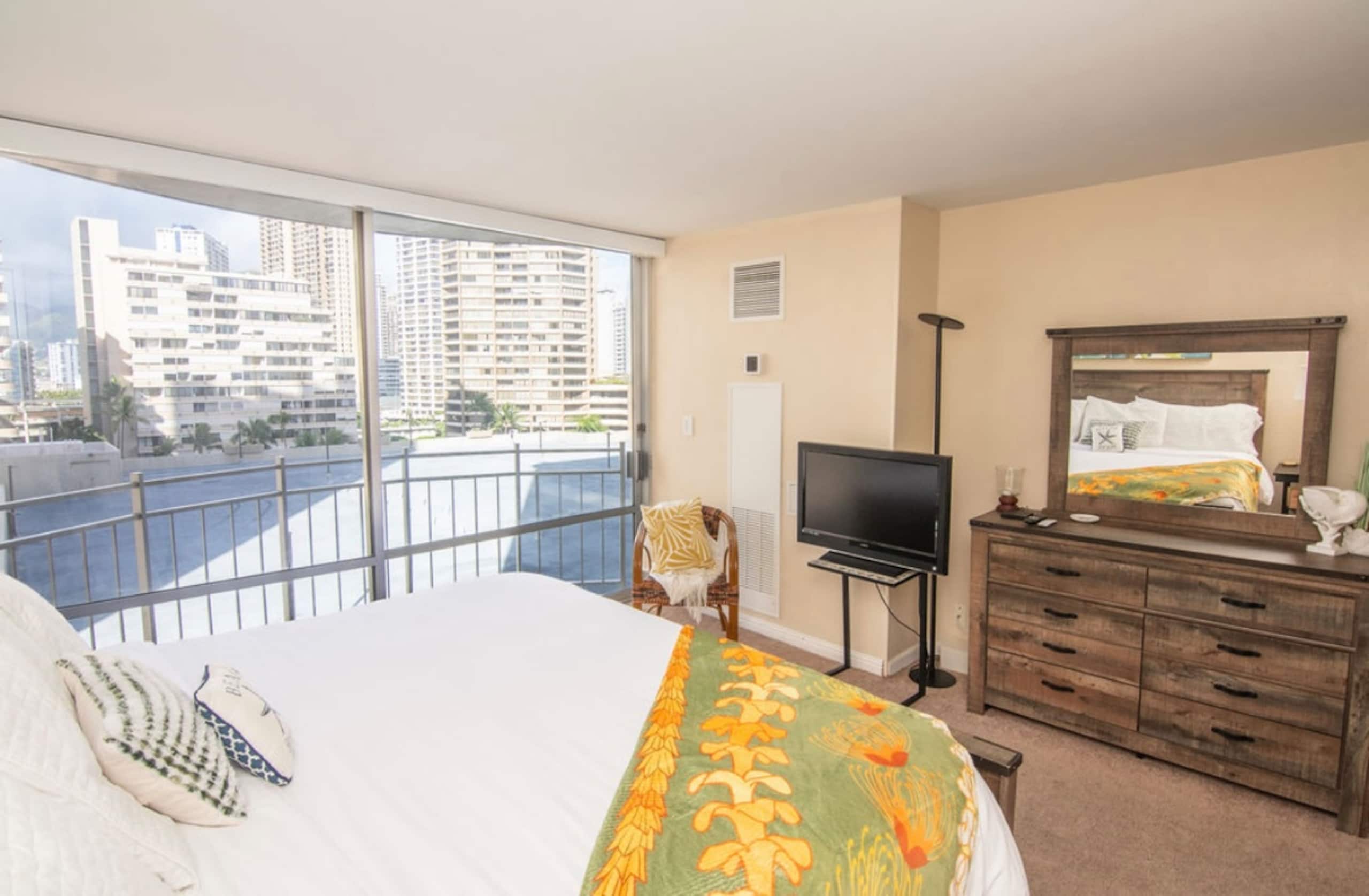 Condo in Honolulu · ★4.98 · 1 bedroom · 2 beds · 1 private bath - Image 14