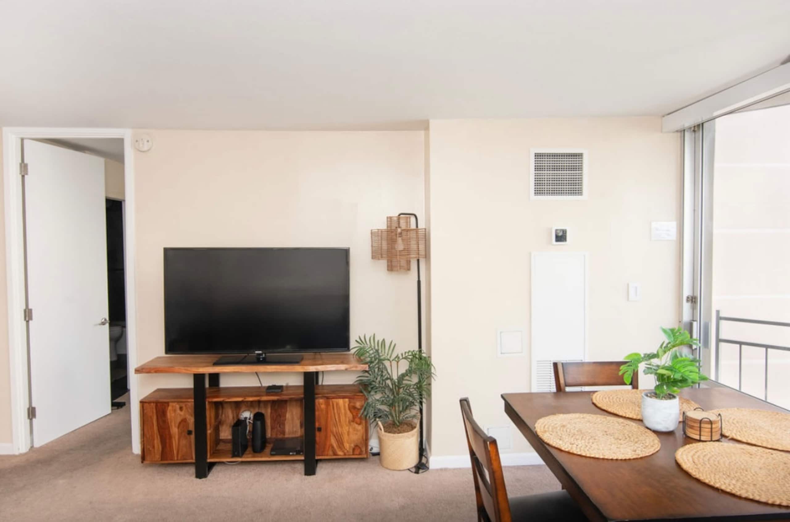Condo in Honolulu · ★4.98 · 1 bedroom · 2 beds · 1 private bath - Image 2