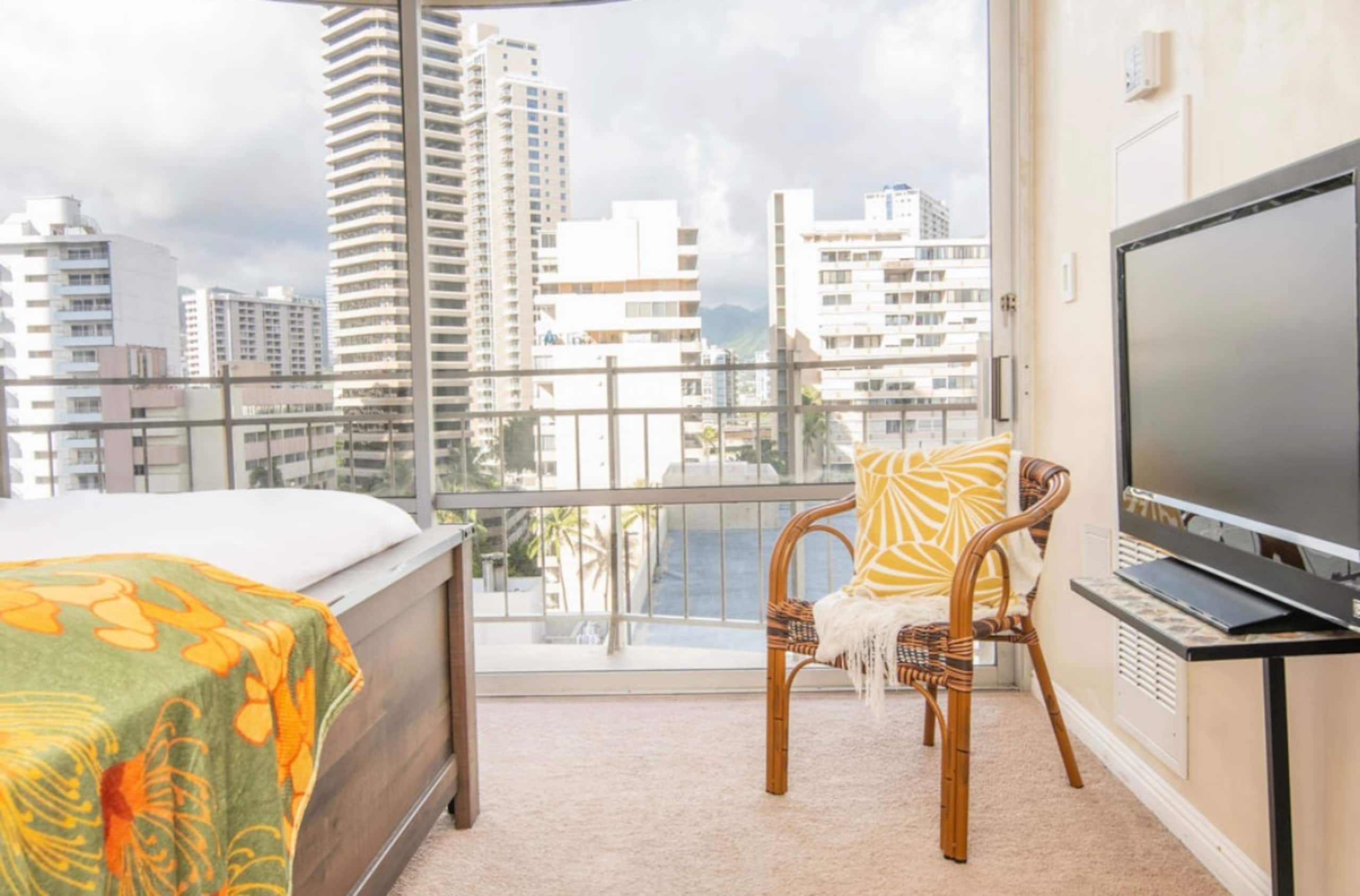 Condo in Honolulu · ★4.98 · 1 bedroom · 2 beds · 1 private bath - Image 15