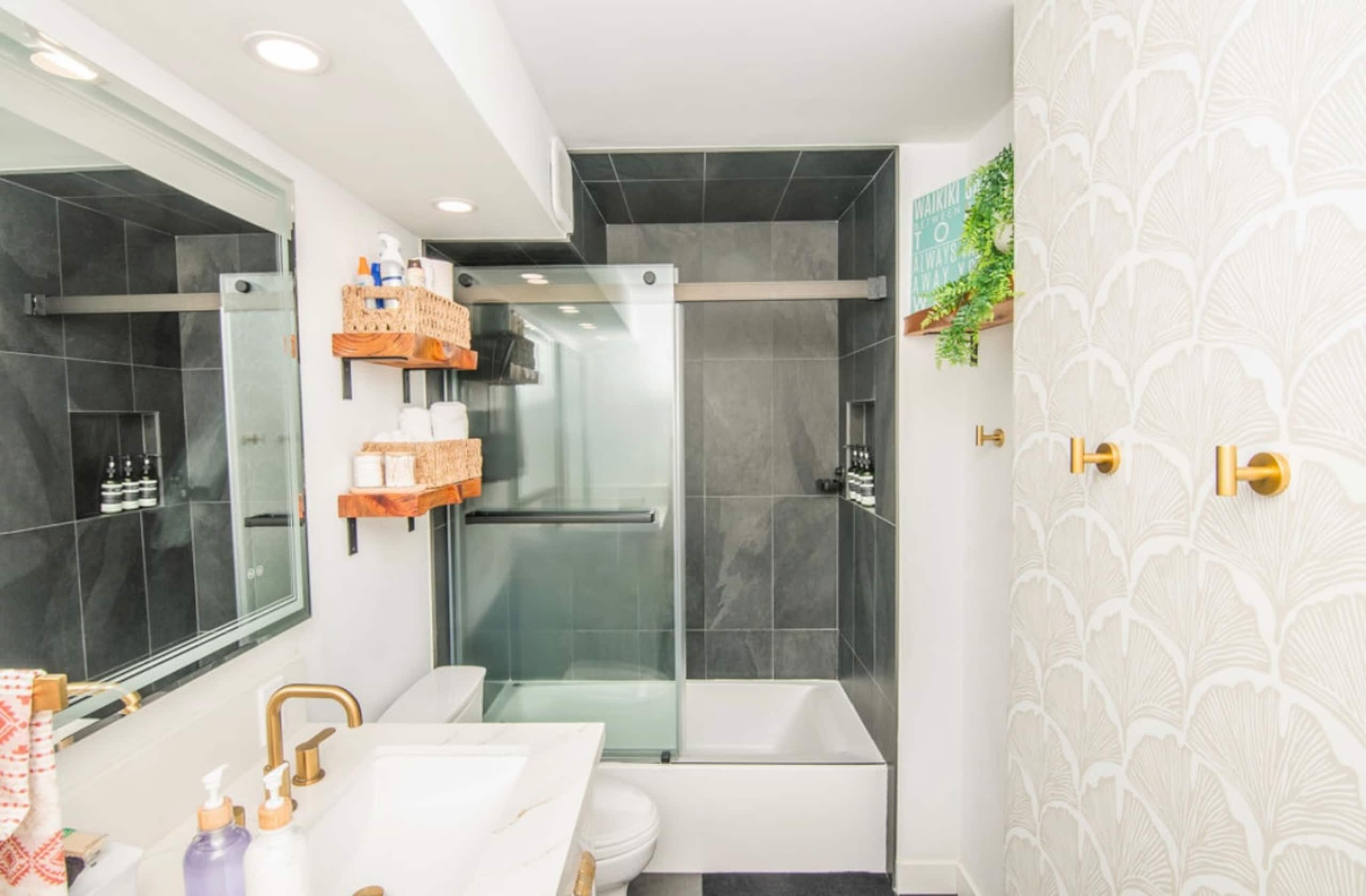 Condo in Honolulu · ★4.98 · 1 bedroom · 2 beds · 1 private bath - Image 18