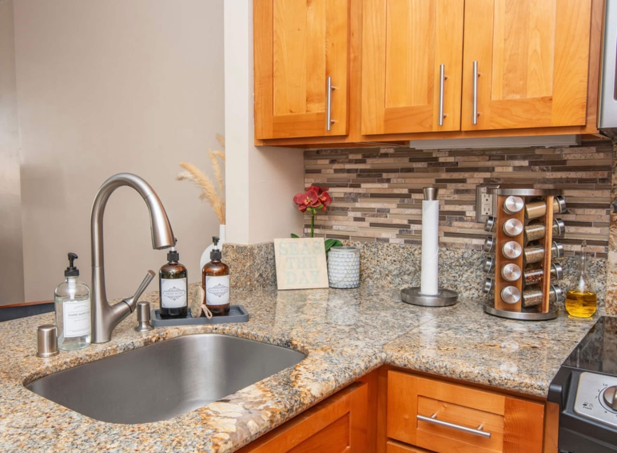 Condo in Honolulu · ★4.98 · 1 bedroom · 2 beds · 1 private bath - Image 11