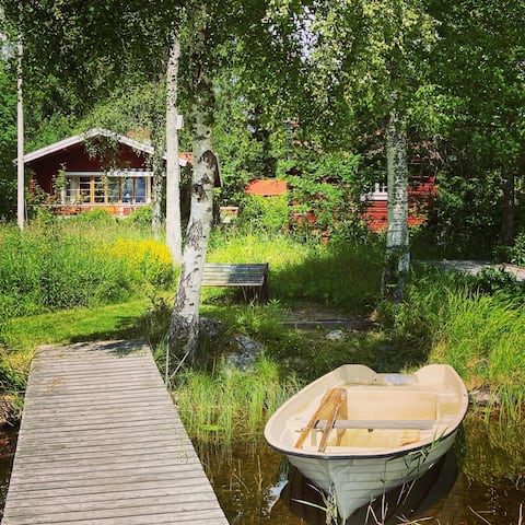 Spacious cottage by the lake, private dock & boat.