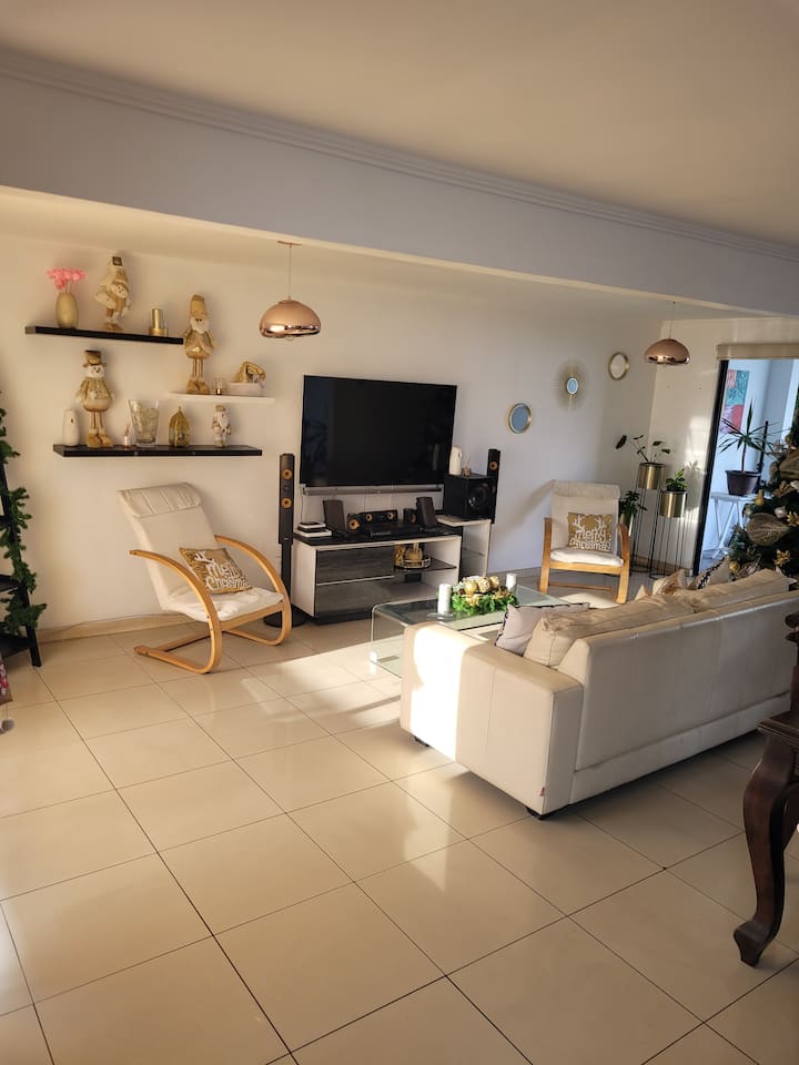 Hermosa Casa Con Piscina Y Estacionamiento - Iquique