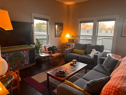 Top performing Airbnb: Walk to many Restaurants from this hidden Oasis in North Oak Park