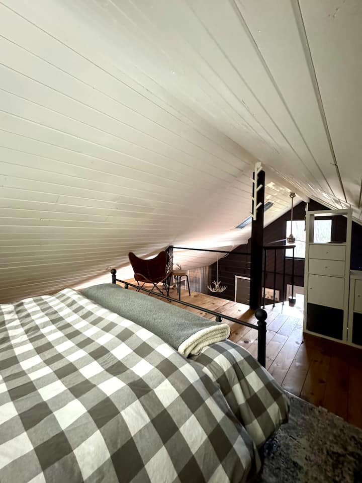 Dhoma e gjumit në loft ka pamje nga dhoma e ndenjjes dhe zona e ngrënies.