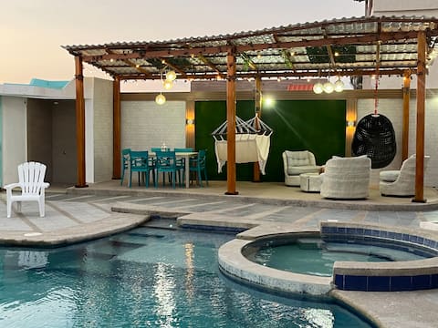 Blue Summer House. Crucita, facing the horizon