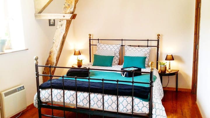 标准双人床卧室+独立套房卫生间（约16平方米）
+储物空间 