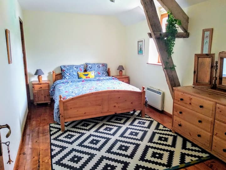 标准双人床卧室+独立套内卫生间+更衣室（约20平方米）