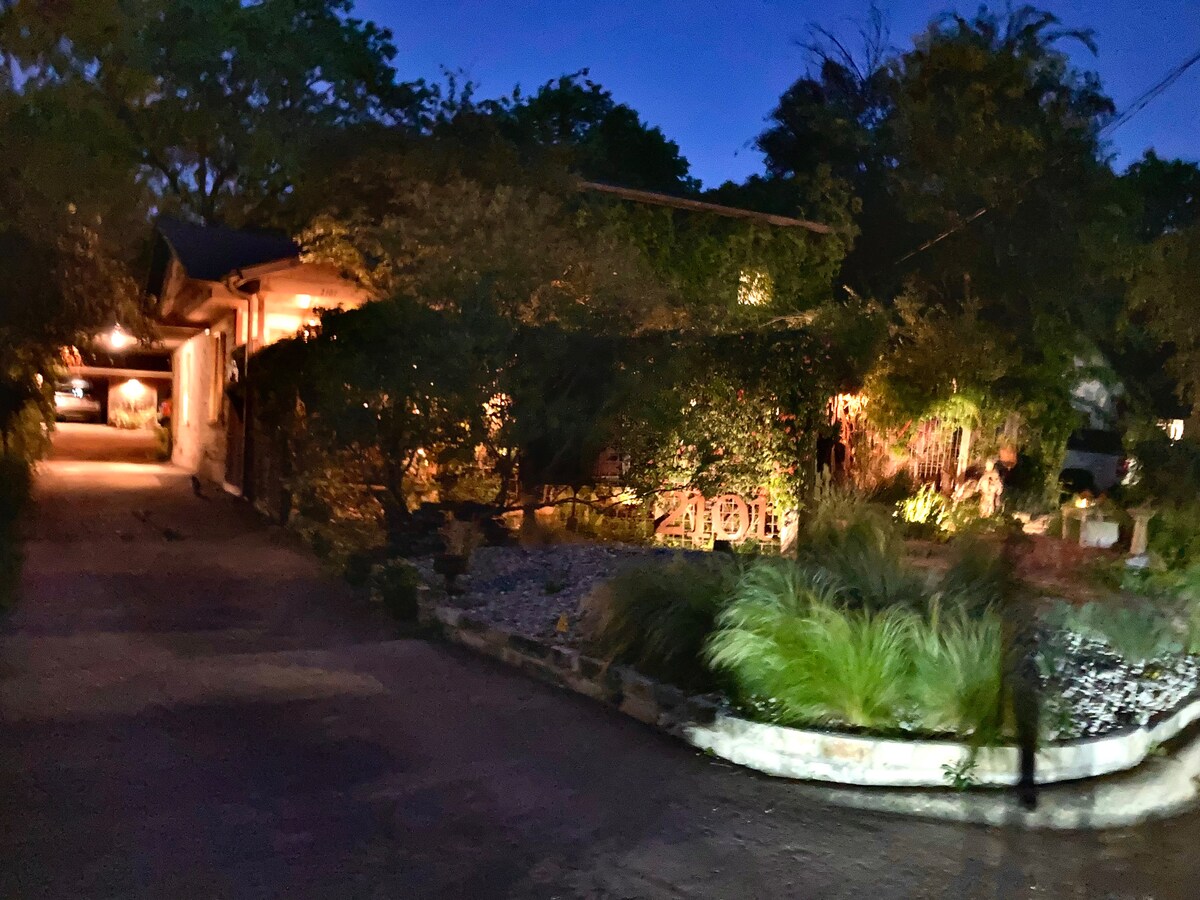 Comfortable Central Apartment with Unique Austin Vibe Perfect for Long-term Stays