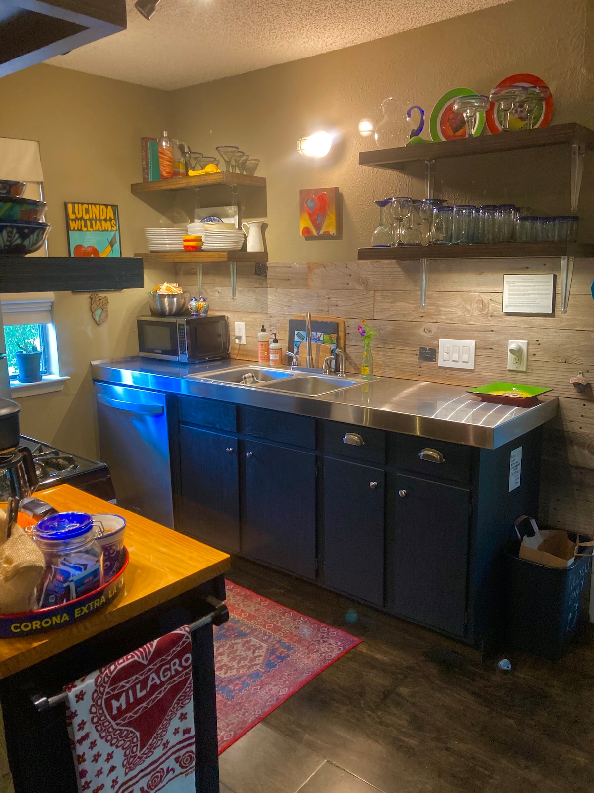 Comfortable Central Apartment with Unique Austin Vibe Perfect for Long-term Stays