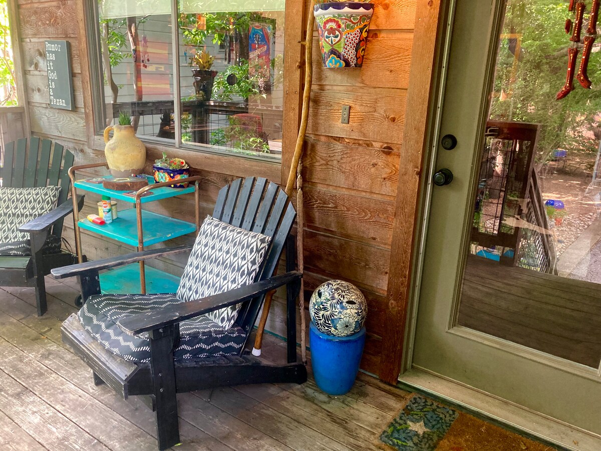 Comfortable Central Apartment with Unique Austin Vibe Perfect for Long-term Stays