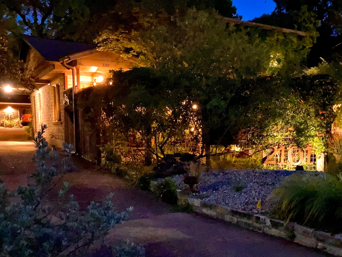 Comfortable Central Apartment with Unique Austin Vibe Perfect for Long-term Stays