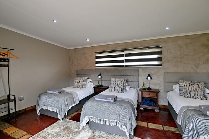 Habitación 4 
3 camas individuales 
2x Se puede convertir en cama tamaño king.