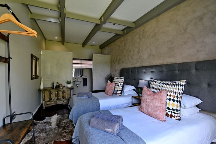 Habitación 2 
Se puede convertir en tamaño king.
