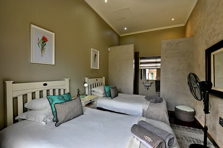 Habitación 1
Se puede convertir en cama tamaño king.