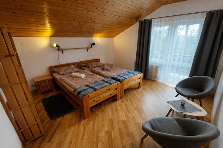 Spálňa č. 2, dve samostatné postele 90 x 200