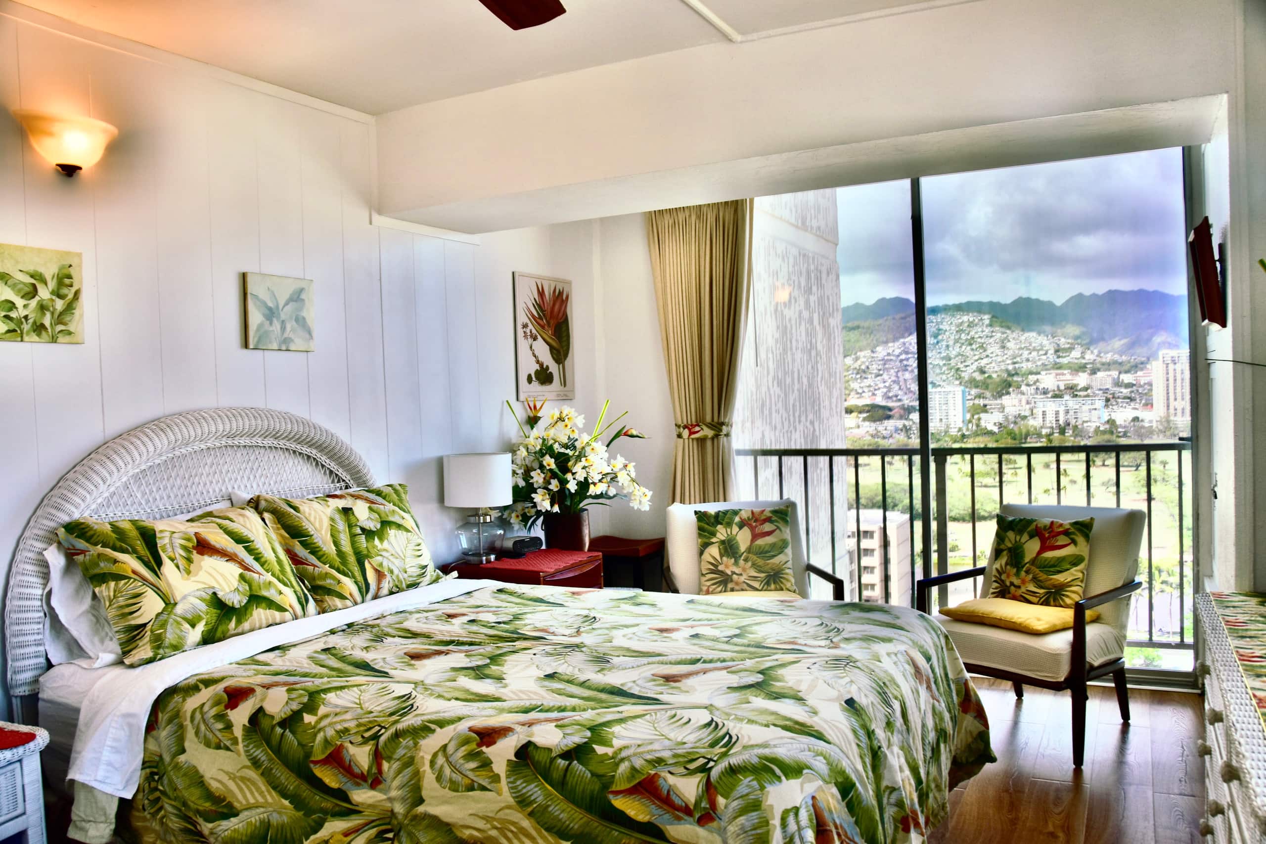 Condo in Honolulu · ★4.87 · 1 bedroom · 1 bed · 1 shared bath - Image 15