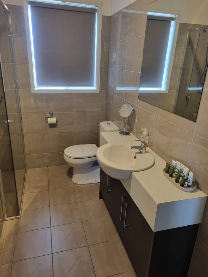 Port Pirie, Newly Built Spacious 4 B/r, Sleeps 8 - Port Pirie