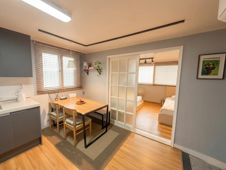 3. Private Cozy Apartment @ Hongdae & Yeonnam - Seúl