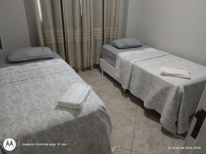 Zweites Zimmer mit zwei Betten, die zusammen ein komfortables Doppelbett mit Bettwäsche bilden 