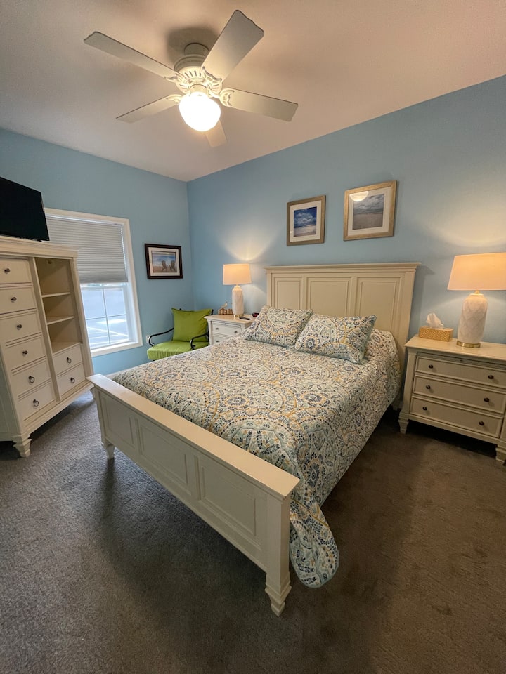 Chumba bora cha kulala na mfariji mpya mwaka 2025. Chumba hiki cha kulala pia kina televisheni. 