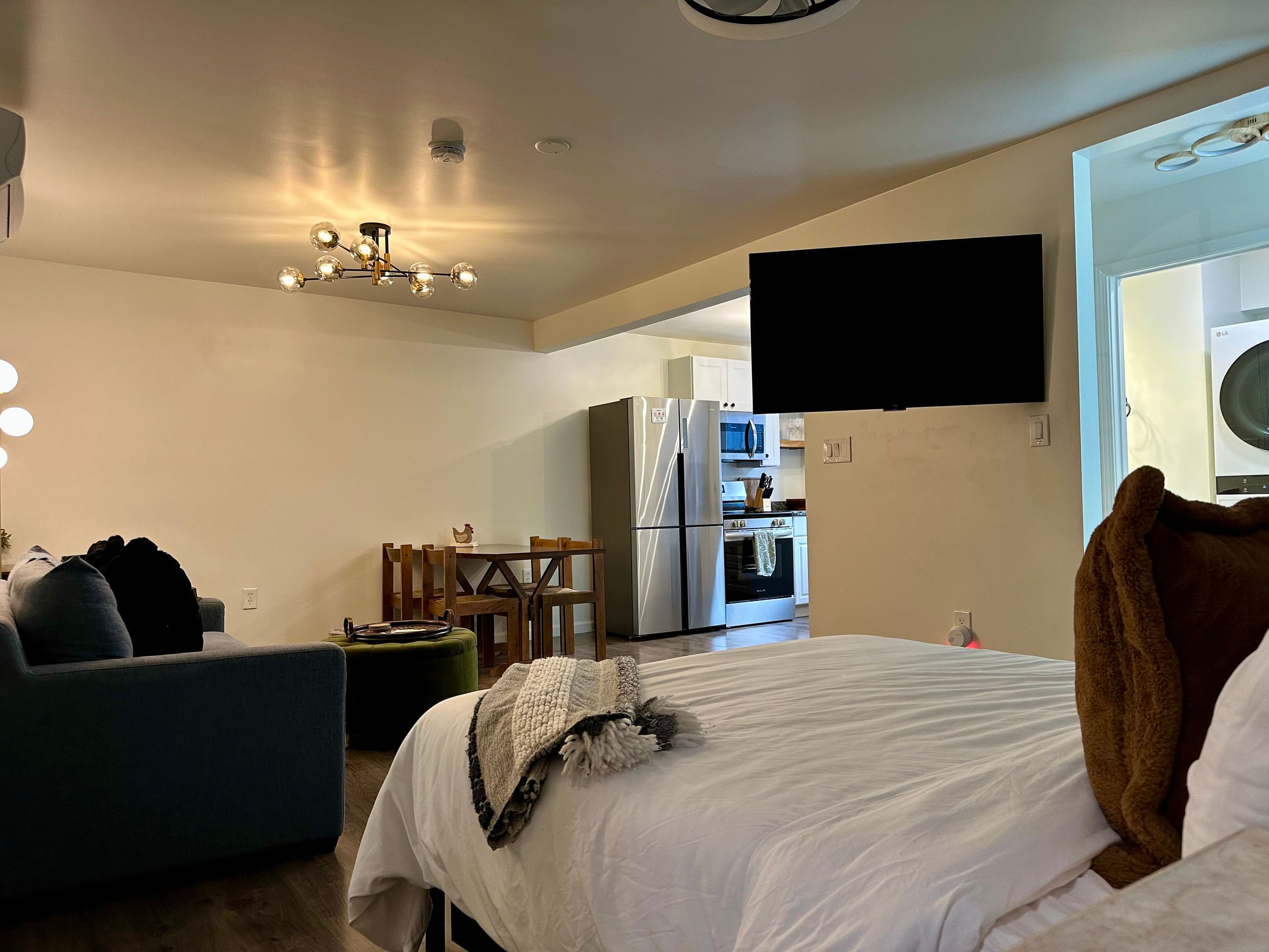 Private Studio w/garage & W/D near downtown - Photo 25