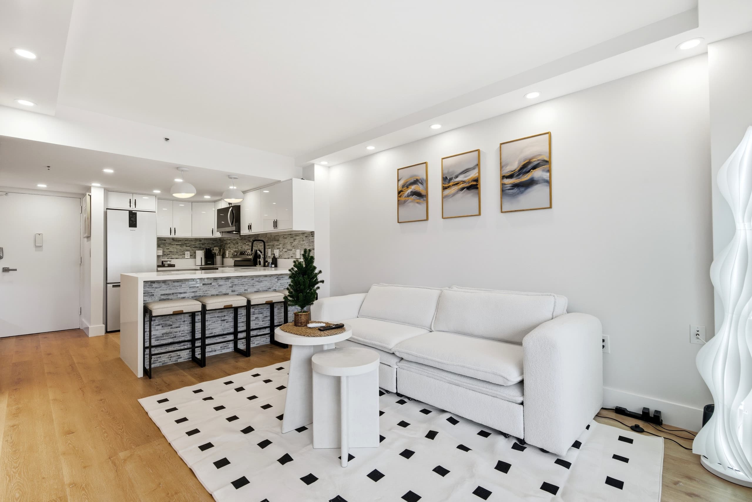 Condo in Honolulu · ★4.51 · 1 bedroom · 3 beds · 1 private bath - Image 4