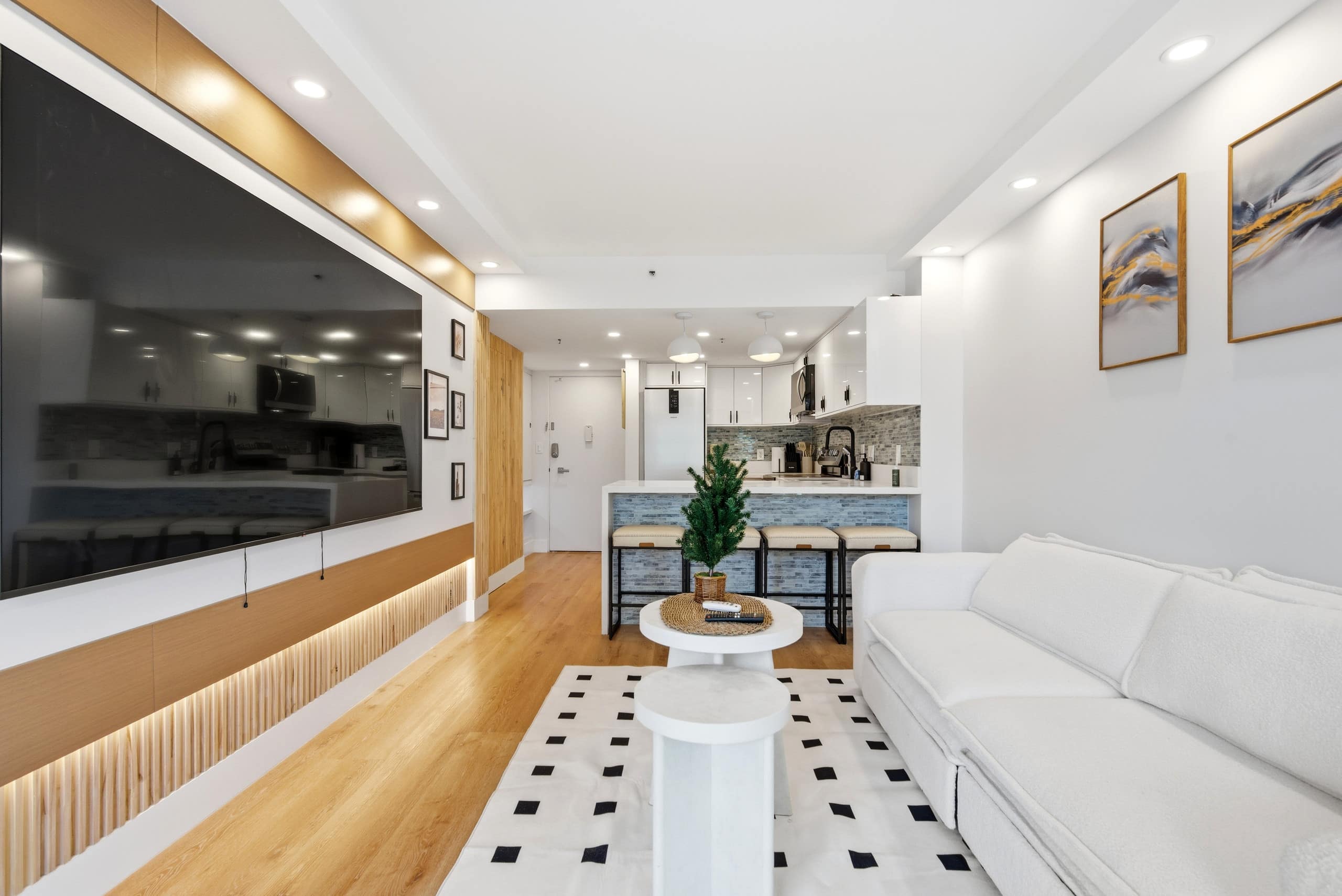 Condo in Honolulu · ★4.51 · 1 bedroom · 3 beds · 1 private bath - Image 3