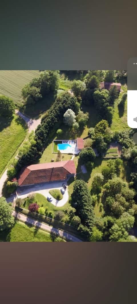 Quiet outbuilding for 1–4 people on property