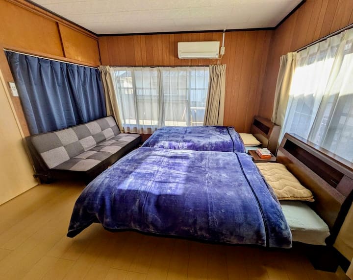 Na katu je spavaća soba.Imamo 2 kreveta za jednu osobu.