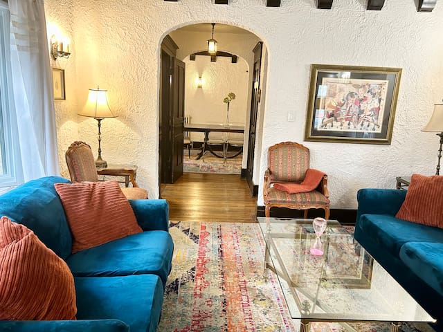 Charming 3 Bedroom & 1.5 bath (Yonge&Eglinton)