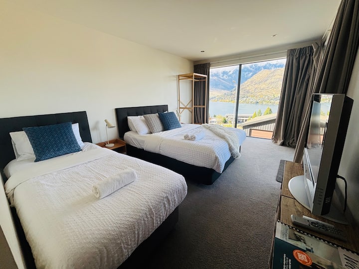 Ყველა საწოლს აქვს ხარისხიანი თეთრეული და ახლად გათეთრებული ზეწრები