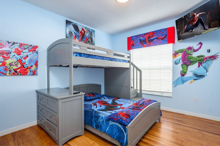 Спална соба на приземјето до бања со туш 