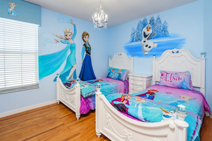 Горен кат, замрзнат, со врата директно до бањата 